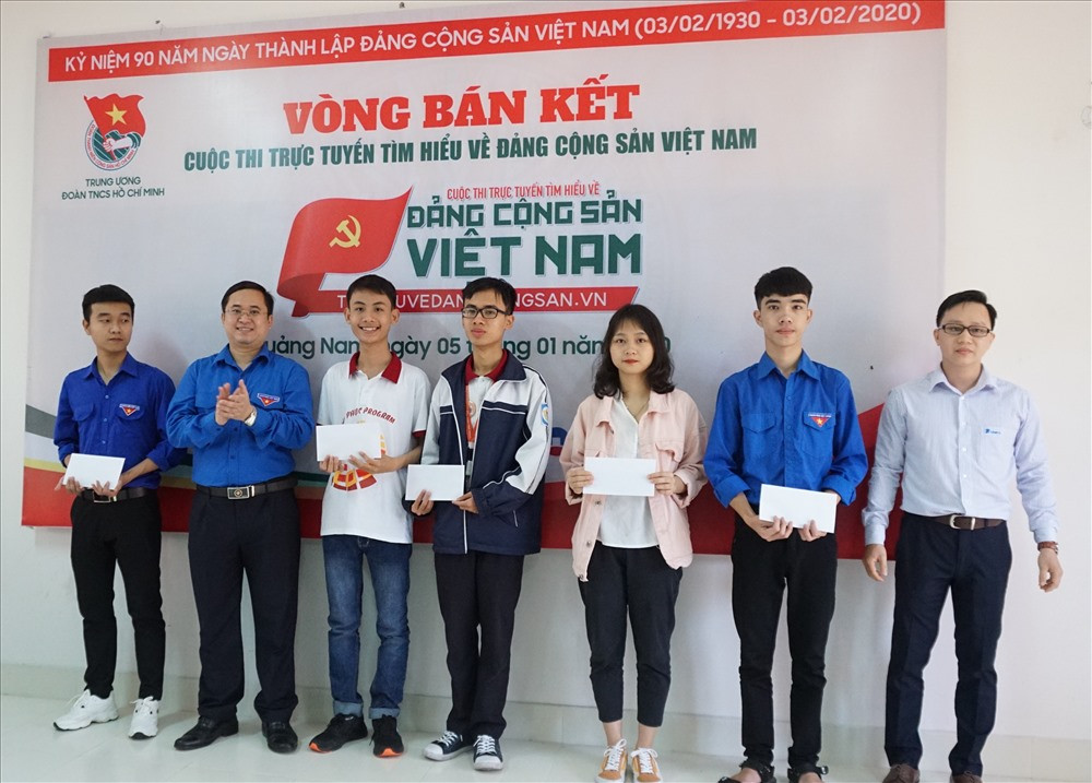 Đồng chí Nguyễn Quốc Huy- Phó Ban Tuyên giáo Trung ương Đoàn trao thưởng cho các thí sinh đạt giải tại vòng thi tuần