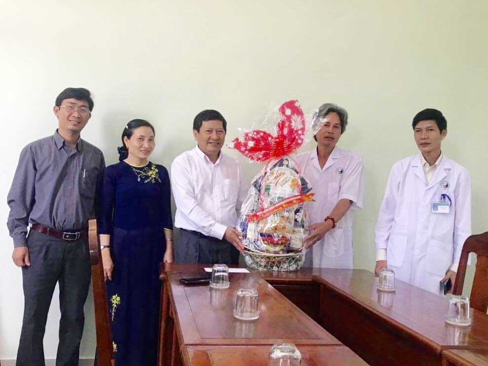 Phó Chủ tịch HĐND tỉnh Nguyễn Hoàng Minh thăm, tặng quà tết tại Bệnh viện Y học cổ truyền tỉnh. Ảnh: HỒNG QUÂN