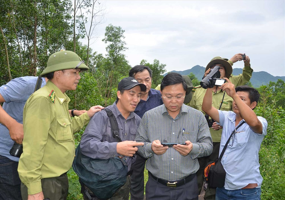 Chủ tịch UBND tỉnh Lê Trí Thanh trong chuyến ghi nhận hiện trường sinh sống của đàn voọc chà vá chân xám. Ảnh: TRẦN HỮU