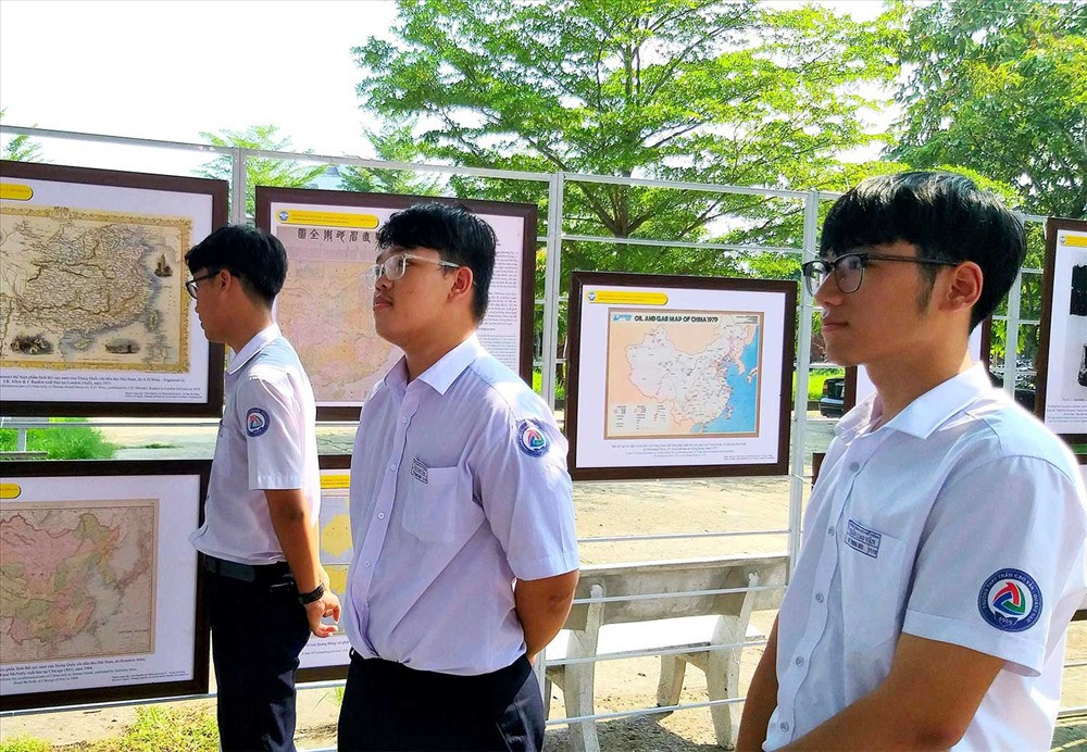 Học sinh Trường THPT Trần Cao Vân chăm chú theo dõi thông tin về chủ quyền Hoàng Sa, Trường Sa. Ảnh: H.B