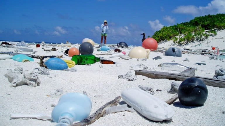 Nhiều bãi biển trên thế giới ngập tràn rác nhựa. Ảnh: asia.nikkei.