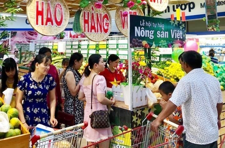 Người dân mua sắm hàng hóa. Ảnh: C.N