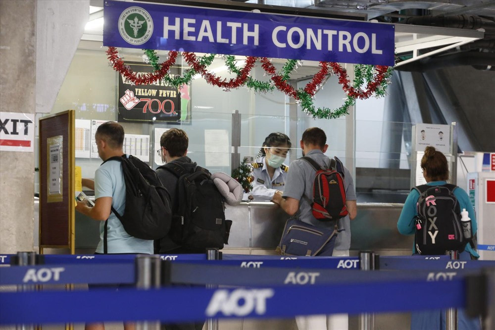 Khách du lịch nước ngoài xếp hàng tại quầy kiểm tra sức khỏe tại sân bay Suvarnabhumi của Thái Lan. Ảnh: bangkopost
