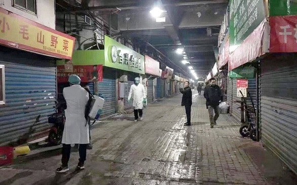 Một ngôi chợ hải sản tại thành phố Vũ Hán, Trung Quốc được lệnh đóng cửa nhiều ngày để khử trùng ngăn ngừa dịch viêm phổi lạ. Ảnh: scmp