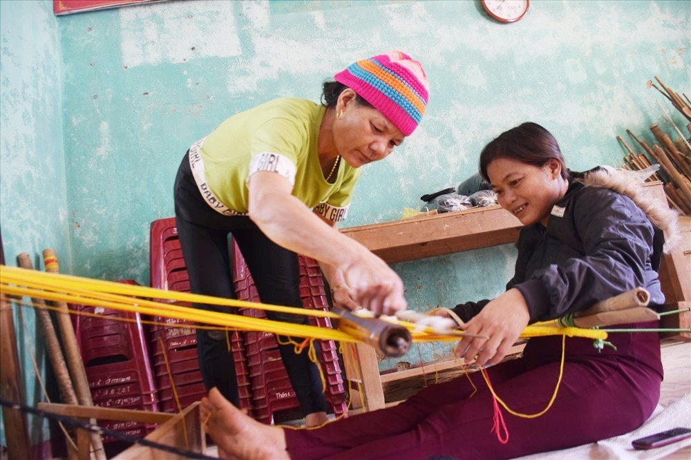 Nghệ nhân Trần Thị Kim Hoa (bìa trái) truyền nghề dệt cho phụ nữ địa phương. Ảnh: THANH THẮNG