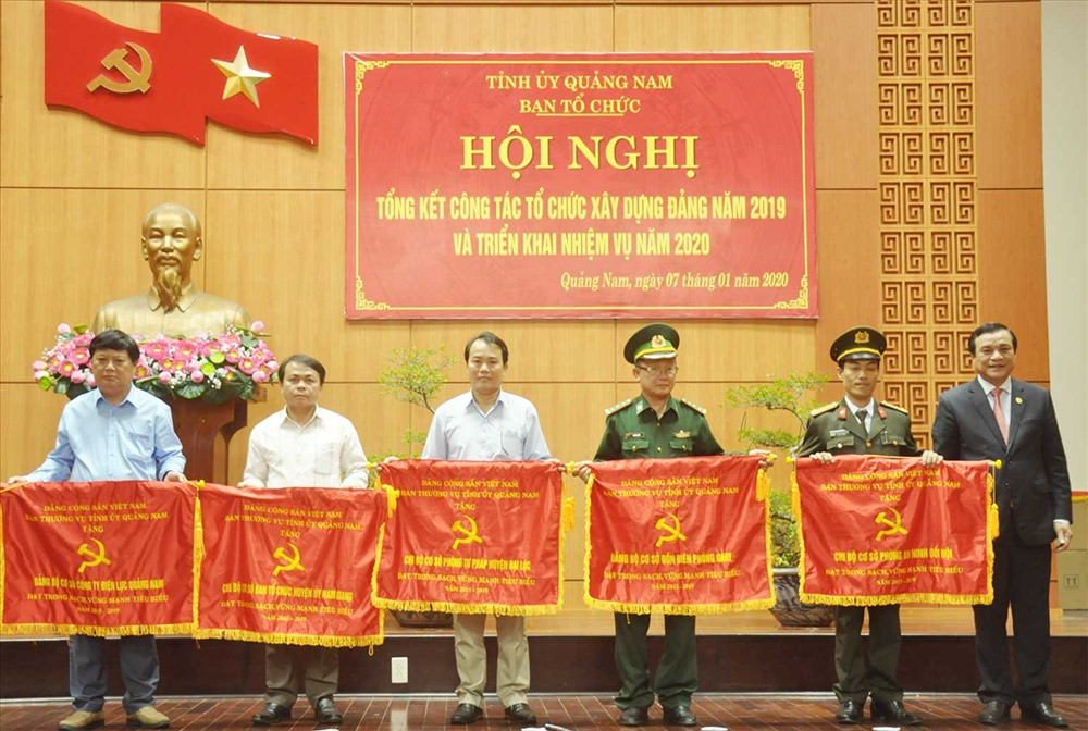 Bí thư Tỉnh ủy Phan Việt Cường tặng Cờ cho các tổ chức đảng đạt trong sạch vững mạnh 5 năm liền (2015 - 2020). Ảnh: N.Đ