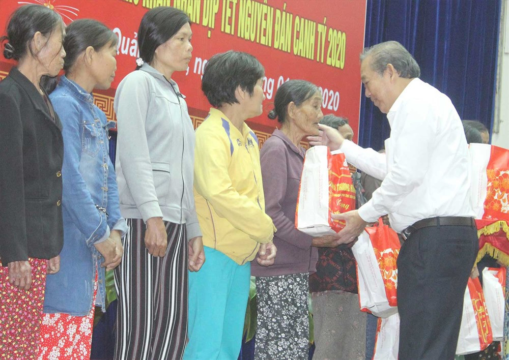 Phó Thủ tướng Thường trực Trương Hòa Bình tặng quà cho gia đình chính sách, người nghèo của Quảng Nam. Ảnh: L.T