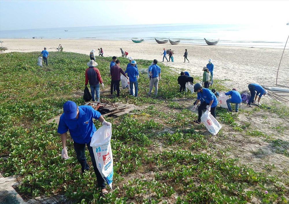 Đoàn viên thanh niên thành phố tham gia dọn vệ sinh tại biển Tam Thanh. Ảnh: VÕ LY
