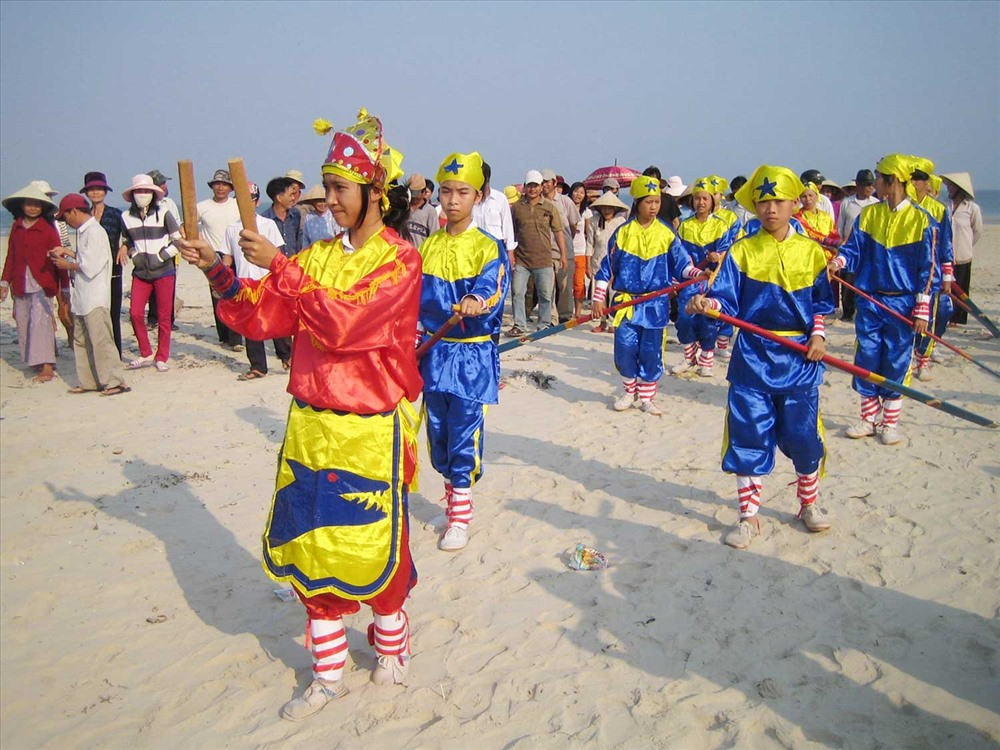 Xã đảo Tam Hải thường tổ chức nhiều lễ hội mang đậm dấu ấn văn hóa miền biển. Trong ảnh: Hát bả trạo trong lễ hội cầu ngư. Ảnh: H.Quang