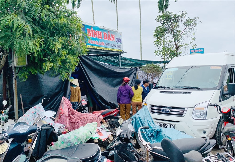 Nơi được Công ty Đông Á thuê để tổ chức sự kiện là một quán ăn, xung quanh đã được nhân viên công ty phủ bạt kín. Ảnh: PHAN VINH