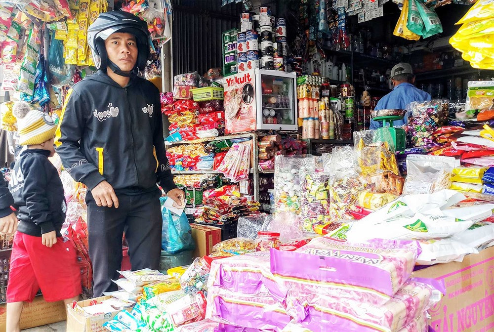 Người dân tìm mua hàng tết tại một cửa hàng ở thị trấn Khâm Đức (Phước Sơn). Ảnh: ALĂNG NGƯỚC