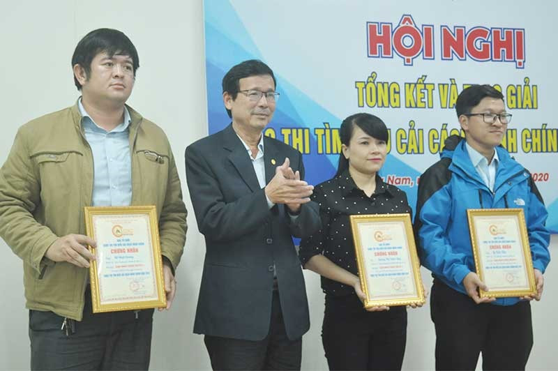 Ông Trần Ngọc Hòa - Phó Giám đốc Sở Nội vụ, Trưởng ban Tổ chức cuộc thi trao giấy chứng nhận cho các cá nhân đoạt giải Nhất. Ảnh: N.Đ