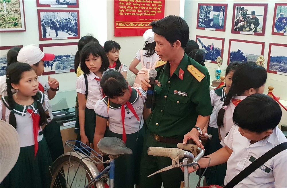 Hội Cựu chiến binh phối hợp với Thành đoàn Tam Kỳ tổ chức cho học sinh thăm quan Nhà truyền thống lực lượng vũ trang tỉnh. Ảnh: VÕ LY