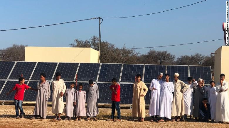 Người dân làng Id Mjahdi vui cùng những tấm pin năng lượng mặt trời vừa được lắp đặt. Ảnh: CNN