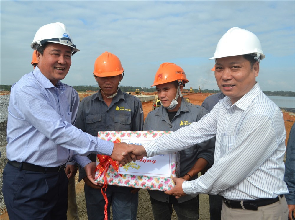 Đồng chí Huỳnh Khánh Toàn tặng quà động viên nhà thầu Phú Vinh.