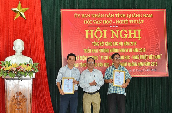 Trao tặng thưởng Văn học nghệ thuật Quảng Nam năm 2018 cho các tác giả đạt giải. Ảnh: N.Đ