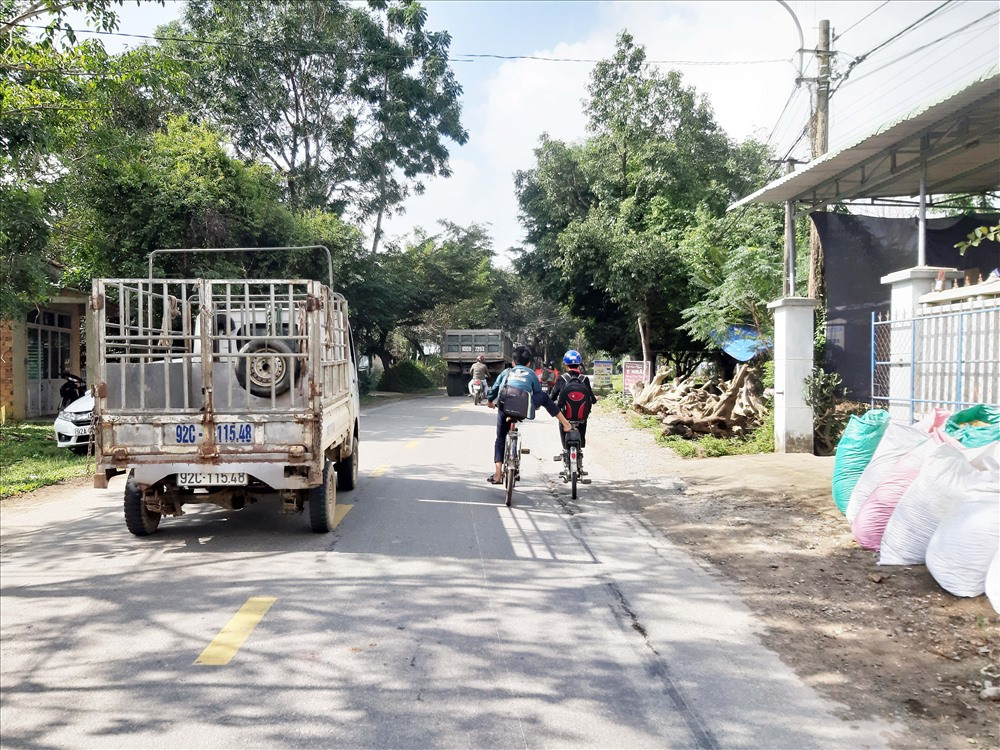 Học sinh đi xe đạp kéo nhau trên quốc lộ 40B đoạn qua xã Tam Dân (Phú Ninh) sau giờ tan trường rất nguy hiểm. Ảnh: THANH THẮNG