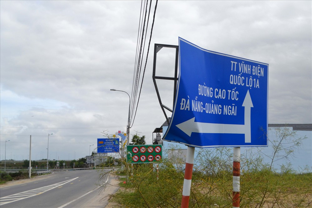 Biển báo khu vực nút giao Phong Thử (Điện Bàn) của cao tốc Đà Nẵng - Quảng Ngãi bị hư hỏng nhiều tháng qua nhưng chưa được sửa chữa. Ảnh: K.K