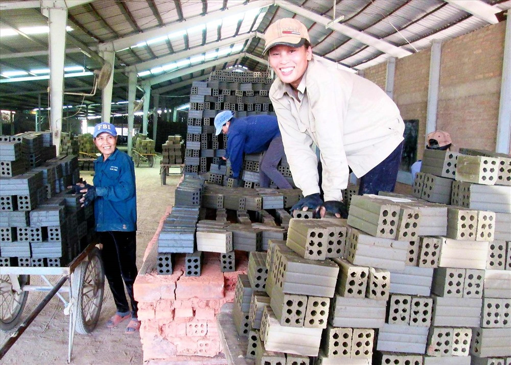 Hàng trăm lao động nông thôn ở xã Quế Cường có việc làm ổn định tại các nhà máy, xí nghiệp đóng chân trên địa bàn. Ảnh: VĂN SỰ
