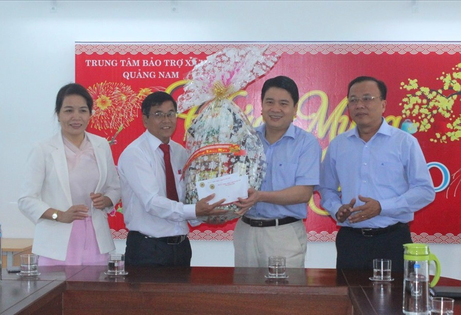 Phó Chủ tịch Trần Văn Tân tặng quà tết Trung tâm Bảo trợ xã hội Quảng Nam. Ảnh: D.L