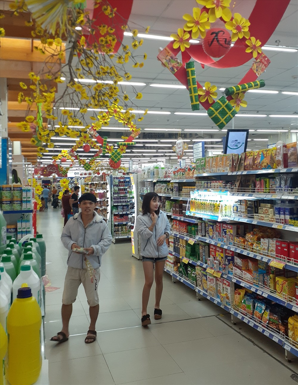 Người dân mua sắm tại siêu thị Co.op Mart. Ảnh: LÊ QUÂN