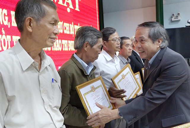 Lãnh đạo huyện Thăng Bình trao giấy khen cho các bí thư chi bộ. Ảnh: Sương Tân