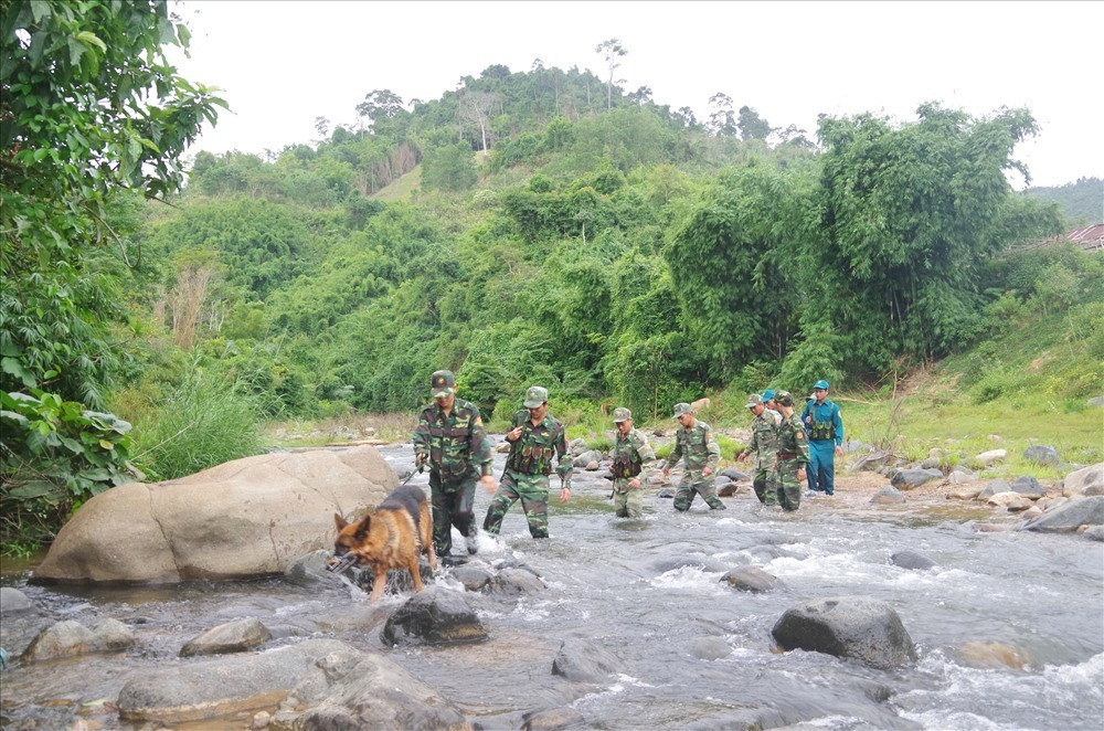 Các chiến sĩ Đồn Biên phòng cửa khẩu Nam Giang phối hợp với lực lượng địa phương tuần tra bảo vệ biên giới.