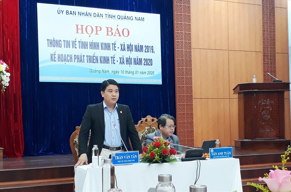 Phó Chủ tịch UBND tỉnh Trần Văn Tân phát biểu tại buổi họp báo. Ảnh: X.P