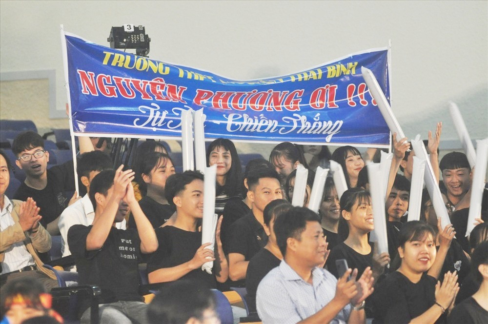 Đông đảo bạn bè và thầy cô Trường THPT Nguyễn Thái Bình mang theo tấm băng rôn cổ vũ cho Phan Nguyễn Phương. Ảnh: X.P