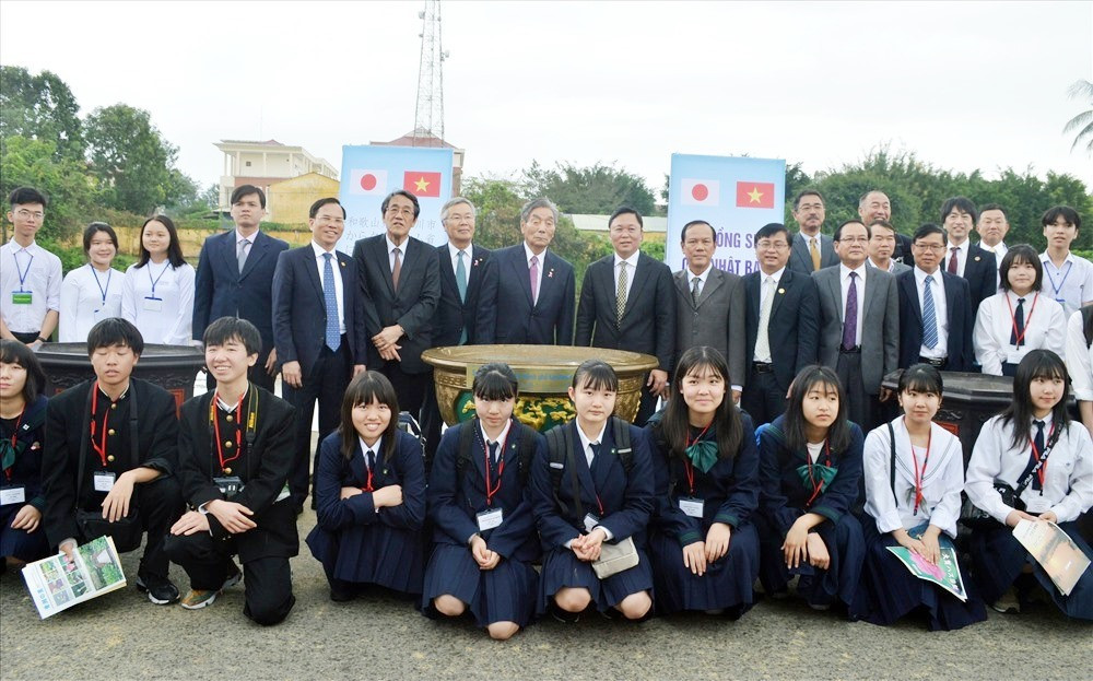 Trao tặng giống sen cổ Oga là một trong các hoạt động của đoàn đại biểu TP.Kinokawa trong chuyến thăm và làm việc của Tổng Thư ký đảng Dân chủ tự do Nhật Bản Nikai tại Quảng Nam