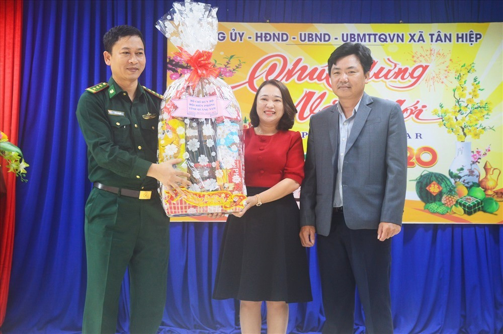 Đại diện lãnh đạo Bộ đội biên phòng tỉnh tặng quà cho UBND xã Tân Hiệp. Ảnh: Q.T