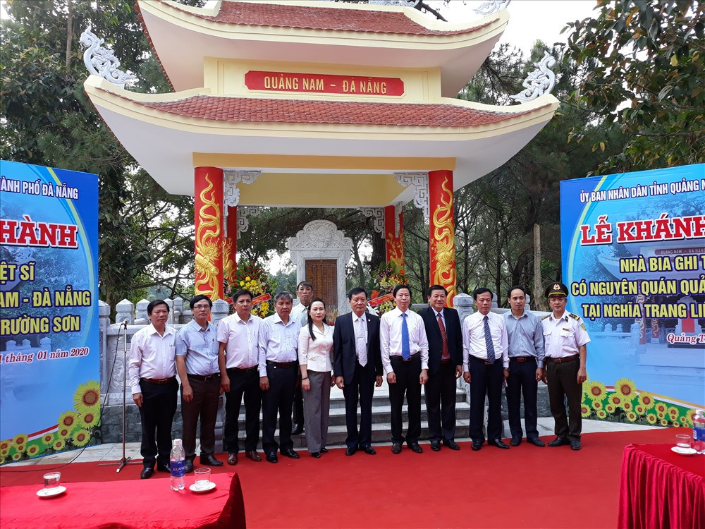 Phó Chủ tịch UBND tỉnh Quảng Nam Trần Đình Tùng cùng các đại biểu đoàn Quảng Nam tham dự lễ khánh thành Nhà bia ghi danh liệt sỹ Quảng Nam- Đà Nẵng. VT