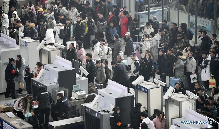 Hành khách tại một nhà ga ở Trung Quốc. Ảnh: news.cn