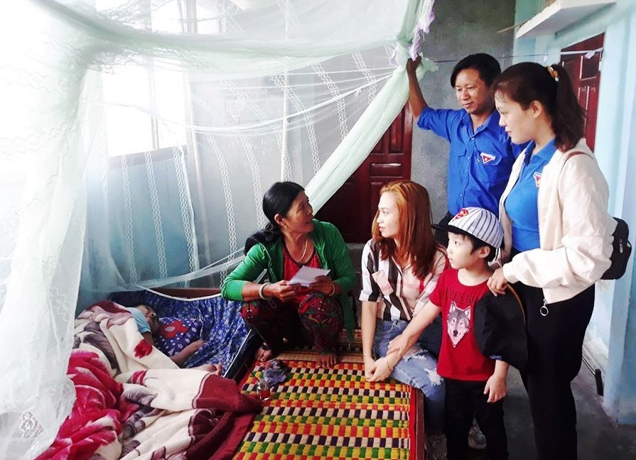 Đoàn xã Bình Trung phối hợp với Hội từ thiện Quảng Nam - Đà Nẵng tặng quà cho các hộ gia đình khó khăn - Ảnh: THÁI CƯỜNG