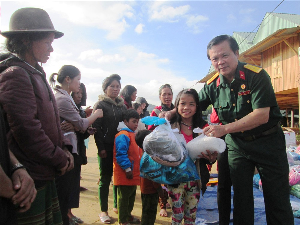 Ông Nguyễn Quang Ngọc – Phó Chủ tịch Hội Cựu chiến binh huyện Duy Xuyên tặng quà trẻ em nghèo xã Ch’ơm của huyện Tây Giang.