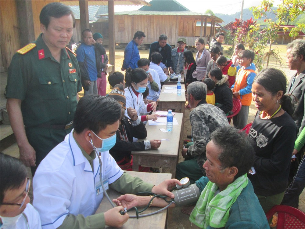 Các y - bác sĩ của Trung tâm Y tế huyện Duy Xuyên khám bệnh cho người dân.