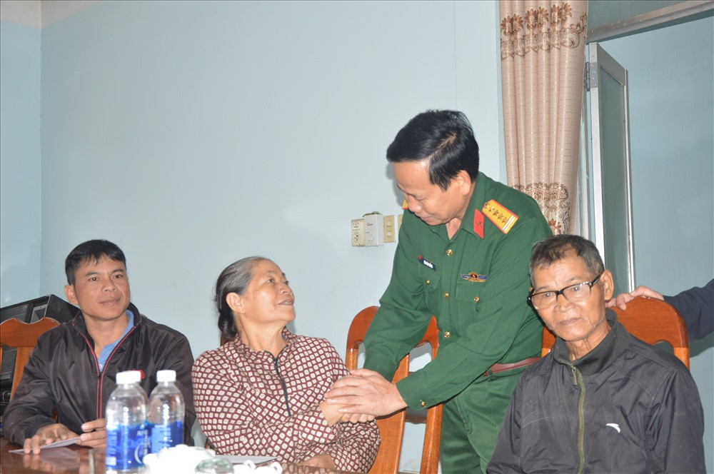 Tặng quà tết của Tỉnh ủy cho già làng, người có uy tín huyện Phước Sơn.