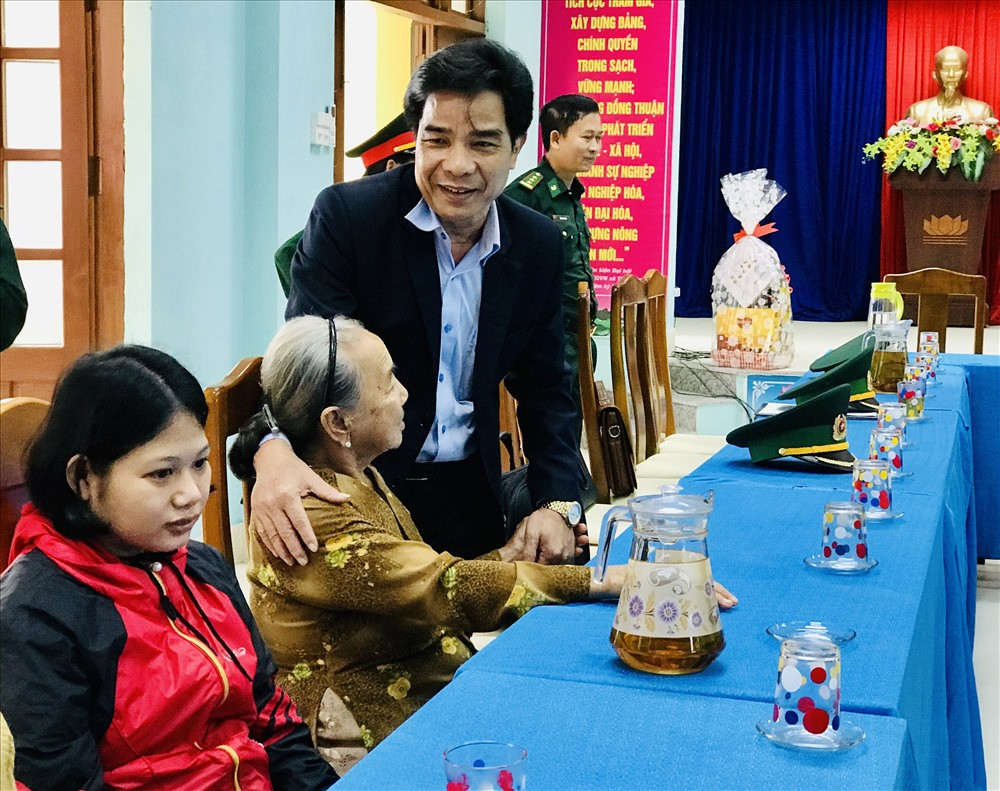 Phó Bí thư Thường trực Tỉnh ủy Lê Văn Dũng thăm hỏi, chúc tết gia đình chính sách tại Cù Lao Chàm. Ảnh: Q.T