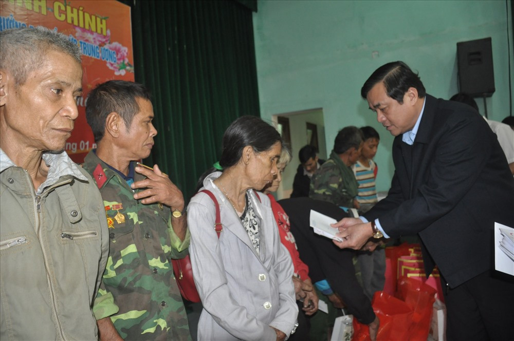 Bí thư Tỉnh ủy Phan Việt Cường tặng quà tết cho hộ nghèo, chính sách huyện Nam Trà My. Ảnh: N.Đ