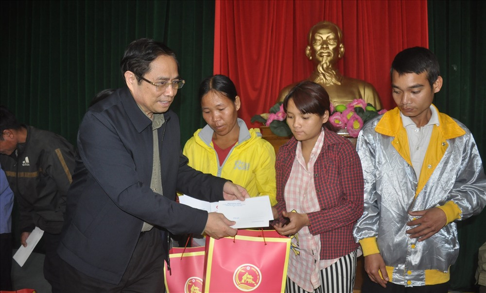 Trưởng ban Tổ chức Trung ương Phạm Minh Chính tặng quà tết hộ chính sách, hộ nghèo huyện Nam Trà My.