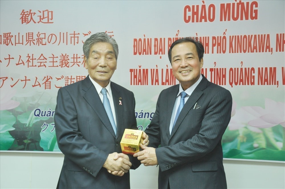 Mr. Huynh Khanh Toan and Mr. Nakamura Shinji (right)