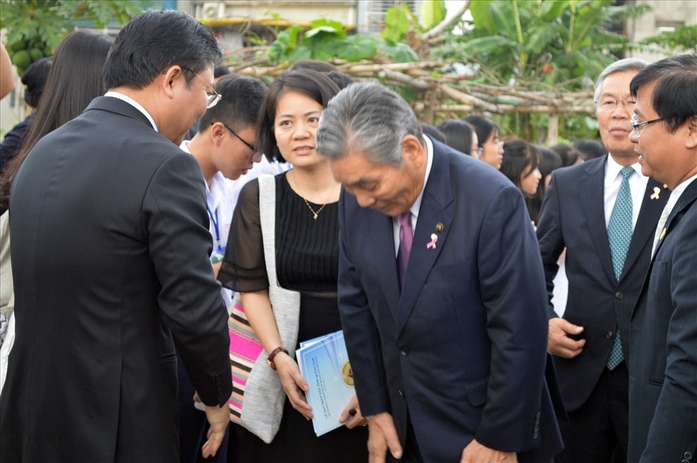 Mr. Le Tri Thanh (Left) receives Mayor of Kinokawa city.