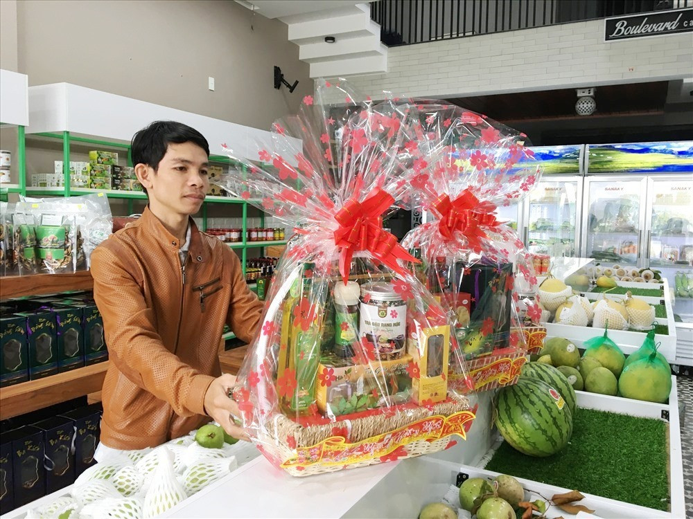 Anh Đặng Văn Huynh (chủ siêu thị nông sản sạch Bio Qna, đường Điện Biên Phủ, TP. Tam Kỳ) đang chuẩn bị giỏ quà tết cho khách hàng. Ảnh: KL