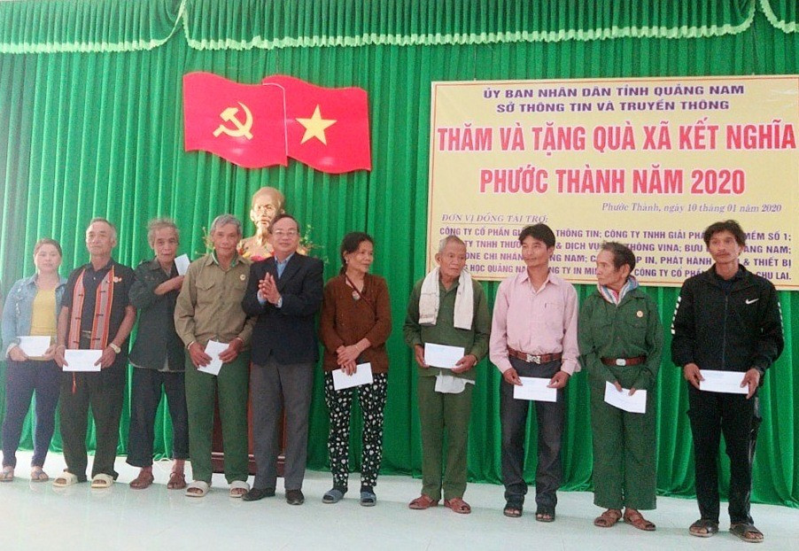 Sở TT&TT trao tặng quà cho cán bộ và nhân dân xã Phước Thành. Ảnh: H.L