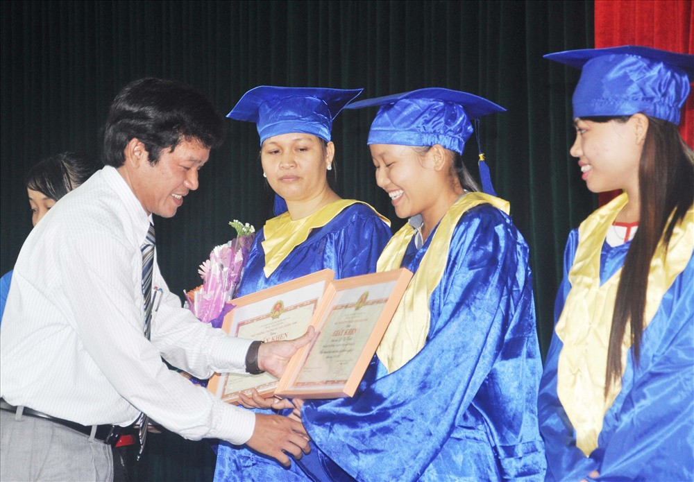 Trường Đại học Quảng Nam trao bằng tốt nghiệp cho sinh viên chính quy. Ảnh: X.P