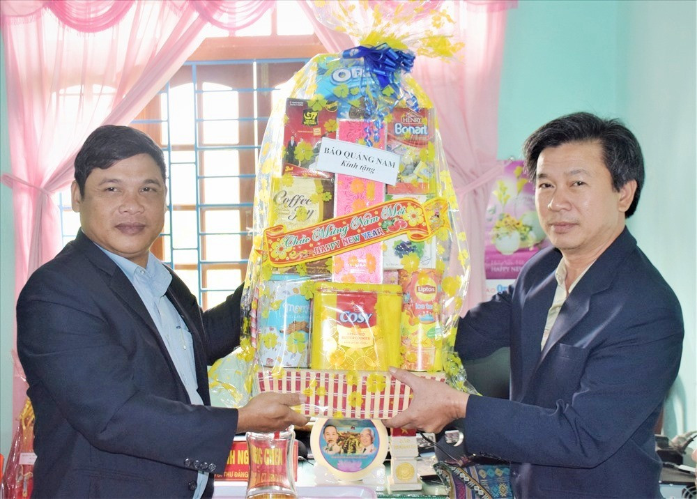 Ông Nguyễn Văn Dũng - Chủ tịch Công đoàn Báo Quảng Nam trao quà cho UBND xã Trà Kót (huyện Bắc Trà My). Ảnh: THANH THẮNG