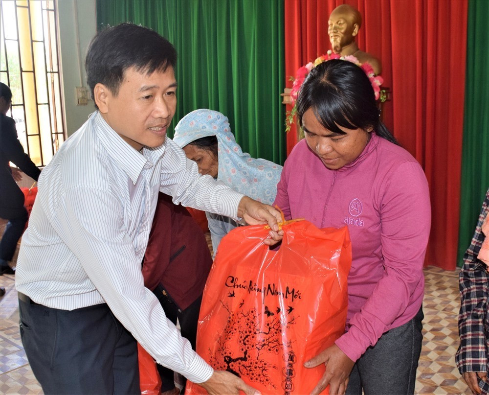 Đại diện Báo Quảng Nam trao quà tết cho người dân. Ảnh: THANH THẮNG