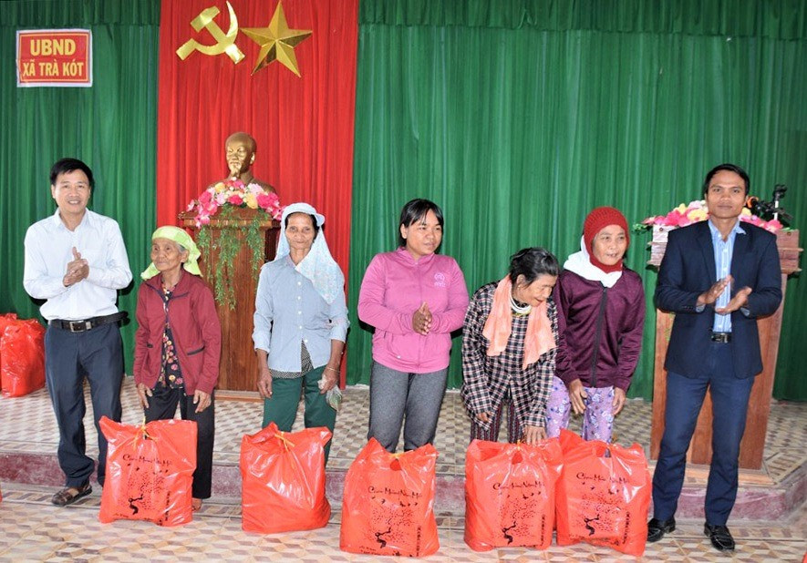 Báo Quảng Nam trao 30 suất quà tết cho người dân thuộc diện gia đình chính sách ở xã Trà Kót. Ảnh: THANH THẮNG
