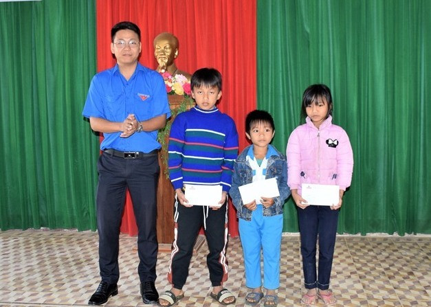 Đại diện Chi đoàn Báo Quảng Nam trao quà những suất quà cho học sinh nghèo vượt khó. Ảnh: THANH THẮNG