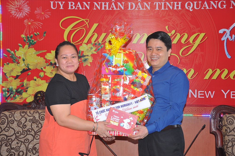 Bà Kelly Michelle Koch - Giám đốc quốc gia tổ chức Habitat Việt Nam tặng quà chúc mừng năm mới Canh Tý 2020 đến lãnh đạo tỉnh. Ảnh: VINH ANH